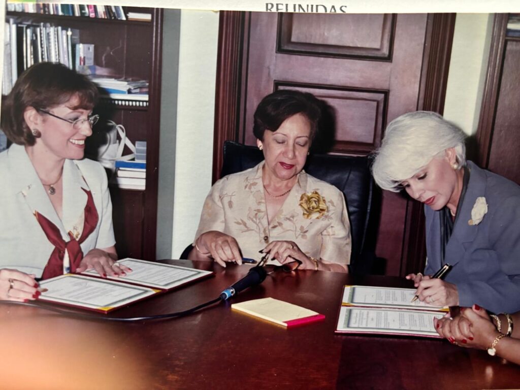 Acuerdo firmado entre la Asociacion Domininica de Mujeres Empresarias, ADME, y la Asociación de Mujeres Empresarias de Puerto Rico